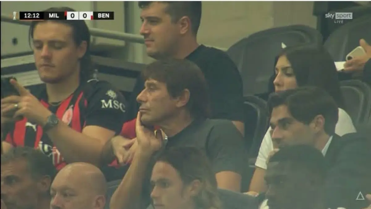 RUMOR PANAS: Antonio Conte menyaksikan laga AC Milan vs Benfica, dan gosip pun dengan cepat tersebar. (Istimewa)