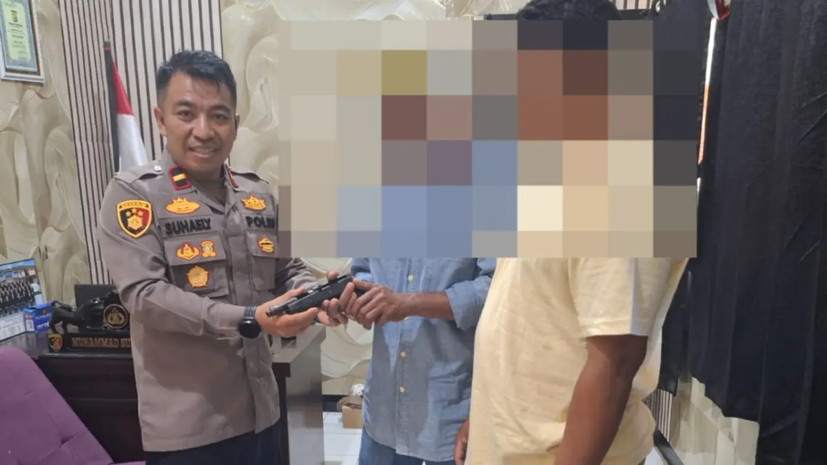 Seorang warga menyerahkan senpi rakitan kepada Kapolsek Langgudu Ipda Suhaely, Rabu (16/9).