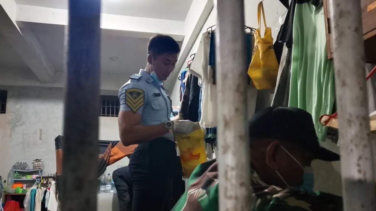 Tim menggeledah kamar warga binaan saat operasi razia gabungan di Lapas Kelas IIA Lobar, Rabu malam (16/9).