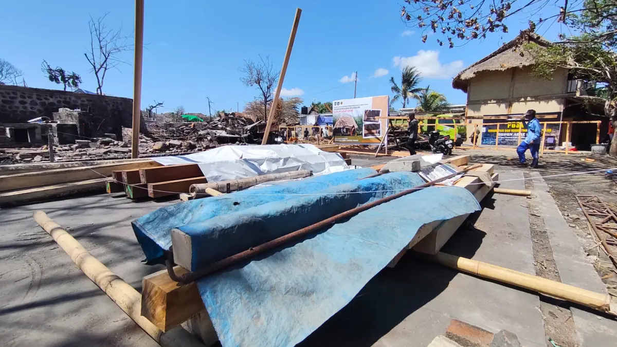 BERANGSUR PULIH: Tumpukan kayu menandai tahap awal pembangunan kembali Desa Adat Sade, Lombok Tengah beberapa waktu lalu. (DEWI/LOMBOK POST)