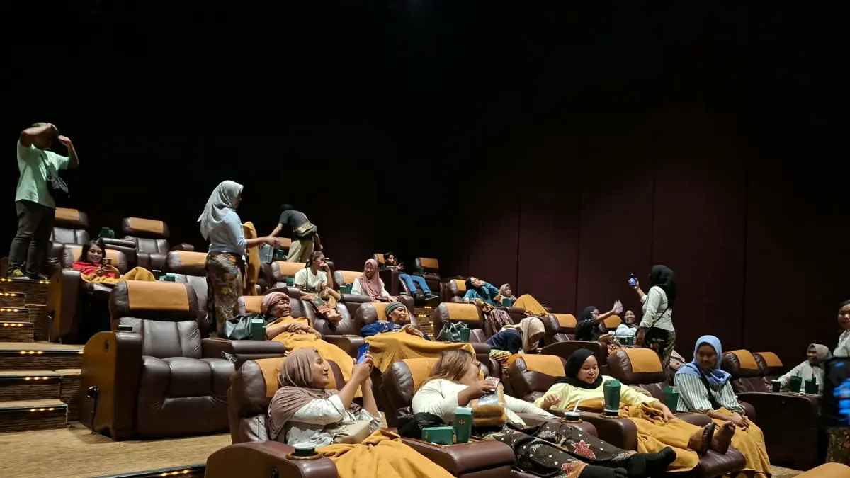DIAJAK JALAN-JALAN: Ibu-ibu Kampung Sade saat berada di ruang bioskop Epicentrum, Kamis (17/9).