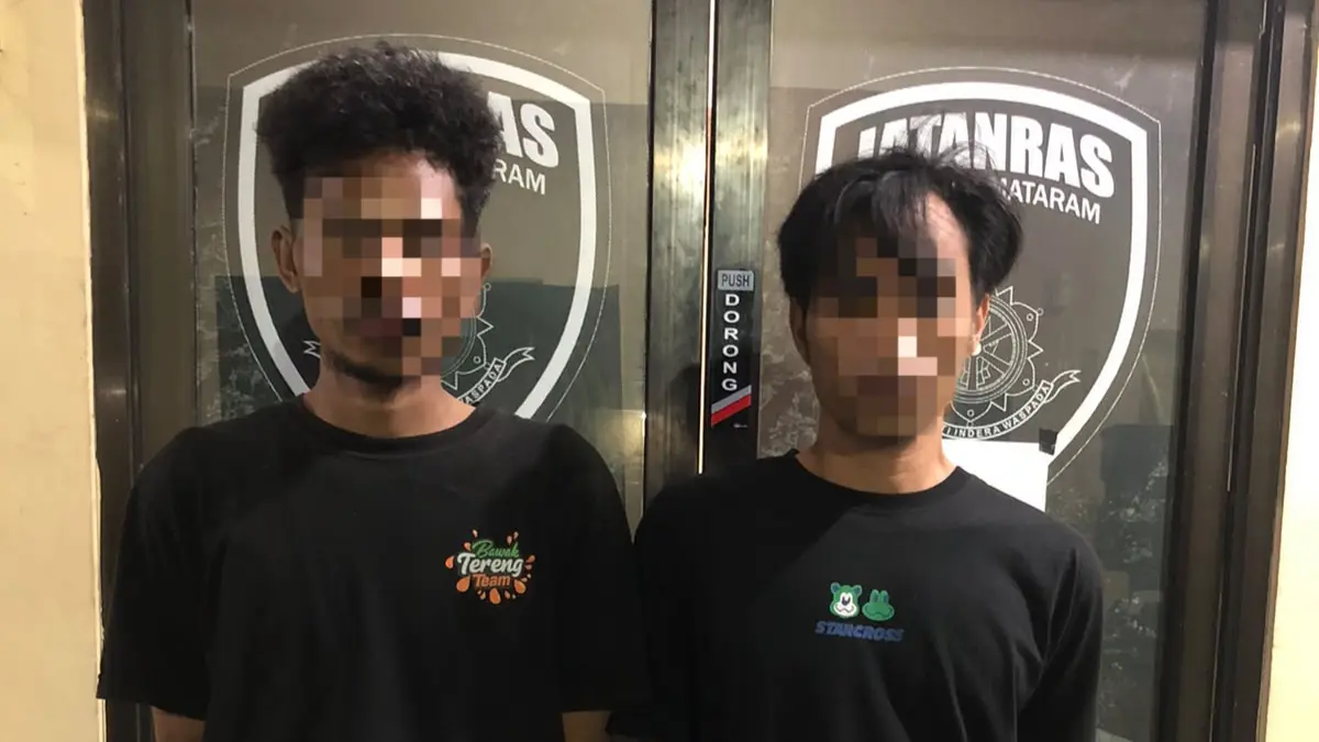 Dua pelaku Curat berinisial AI dan HA diborgol polisi usai ditangkap, Rabu malam (16/9).