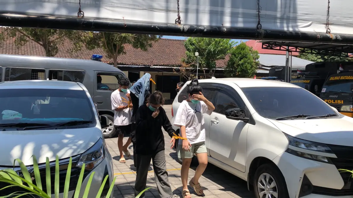 Empat orang yang turut diamankan saat pesta narkoba di salah satu kelab malam diborgol dan digiring menuju kantor Satresnarkoba Polresta Mataram, Kamis (17/9).