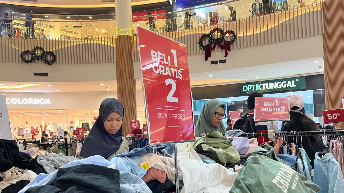 ILUSTRASI PENERIMAAN PAJAK: Warga yang tengah berbelanja pakaian di atrium Lombok Epicentrum Mall (LEM), beberapa waktu lalu. (FERIAL/LOMBOK POST)
