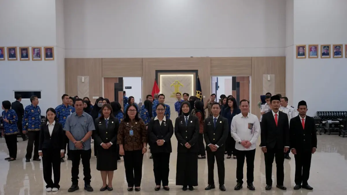 Kakanwil Kemenkum NTB I Gusti Putu Milawati memimpin pengucapan sumpah WNI dan pelantikan dua PPNS di Aula Kanwil Kemenkum NTB, Kamis (17/9).
