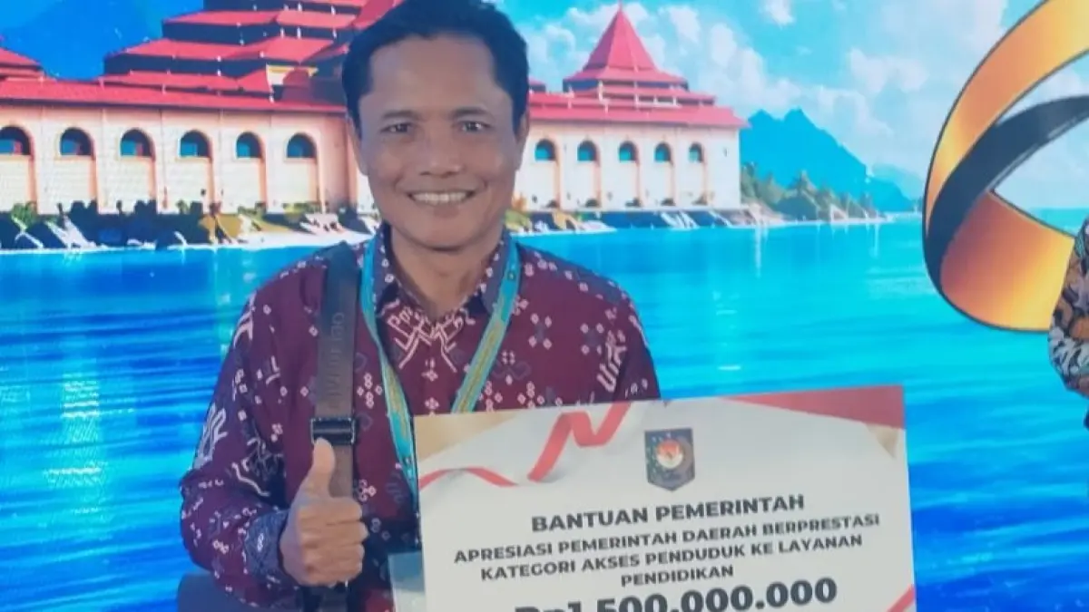 Kepala Dikpora NTB Syamsul Hadi usai menerima apresiasi dari Kemendagri. (IST/LOMBOK POST)