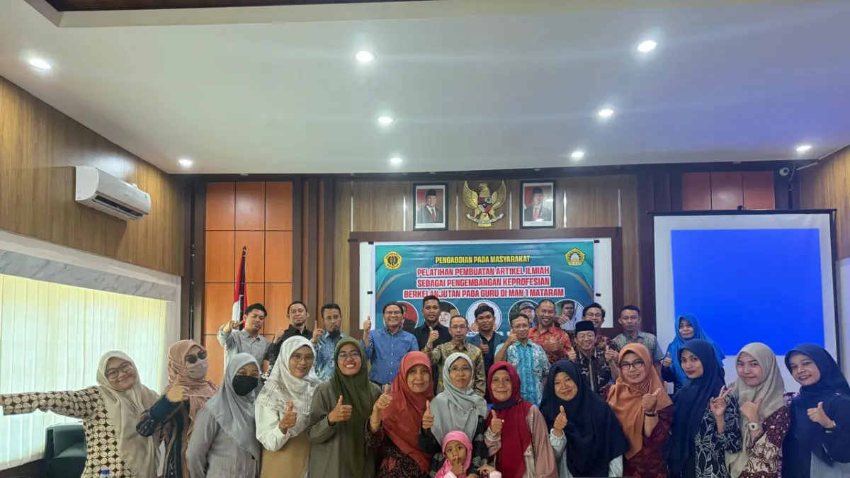 LITERASI DIGITAL: Tim PkM Prodi Pendidikan Fisika FKIP Unram bersama para guru MAN 1 Mataram usai pelatihan penulisan artikel ilmiah di Aula MAN 1 Mataram.
