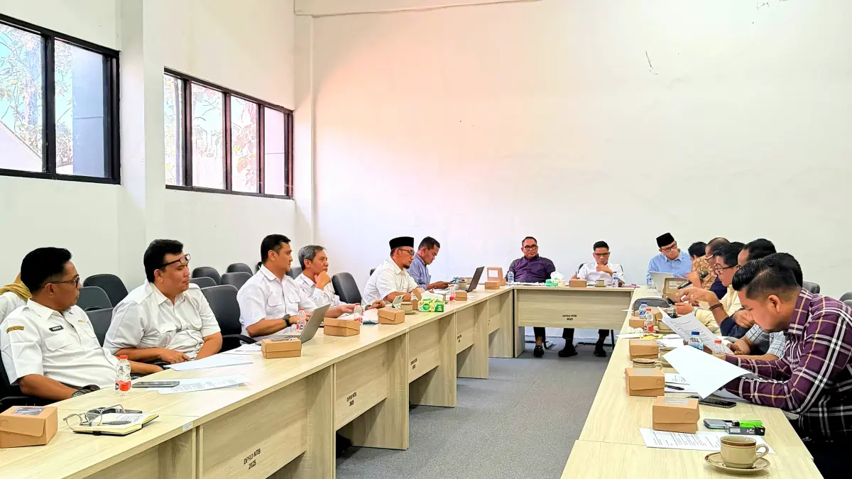 RAPAT KOORDINASI: Komisi IV DPRD NTB mennggelar rapat dengan sejumlah OPD terkait dengan percepatan penyelesaian Perda Pertambangan Rakyat, Rabu (16/9).