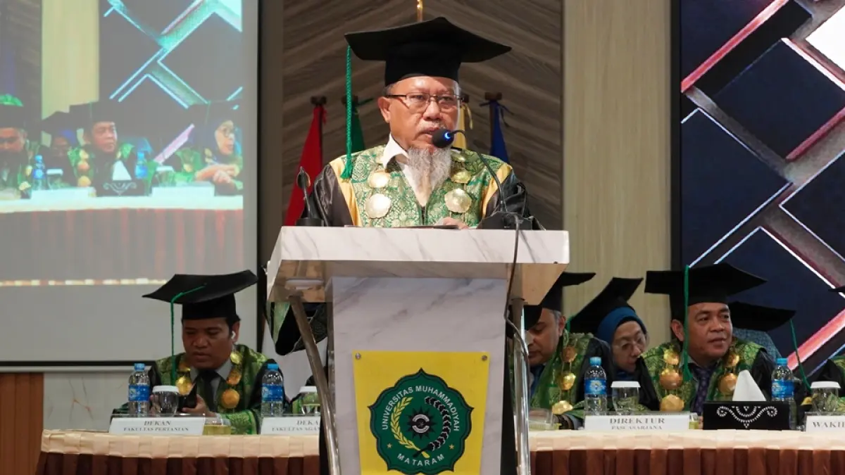 Rektor UMMAT Dr Abdul Wahab memberikan sambutan di wisuda UMMAT ke-63 Program Pascasarjana, Profesi, Sarjana, dan Diploma, berlangsung pada 16-17 September 2026, di Auditorium HI Anwar Ikraman. (UMMAT FOR LOMBOK POST)