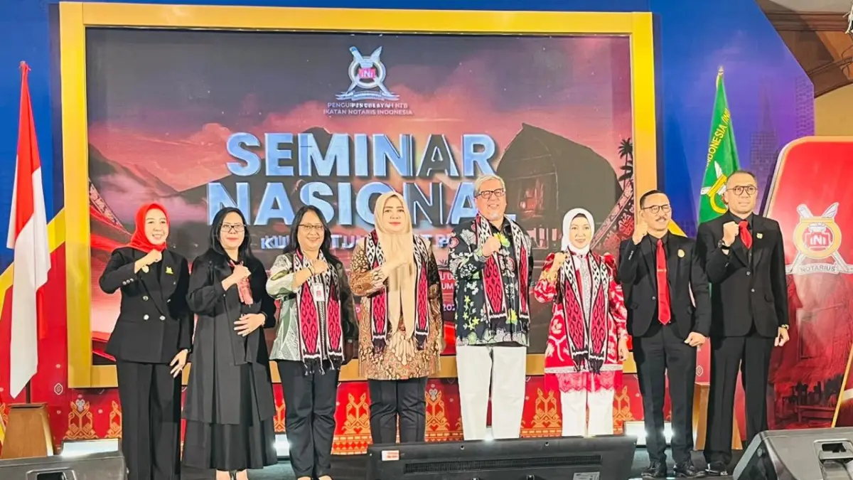 SEMINAR: Wagub NTB Indah Dhamayanti Putri didampingi Ketua Umum Pengurus Pusat INI dan pengurus INI NTB saat menghadiri seminar nasional di Hotel Lombok Raya, Mataram, Kamis (17/9).