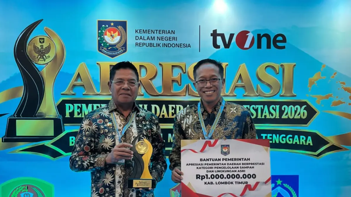 TERIMA: Bupati di dampingi Sekda Lotim saat menerima penghargaan pemkab berprestasi