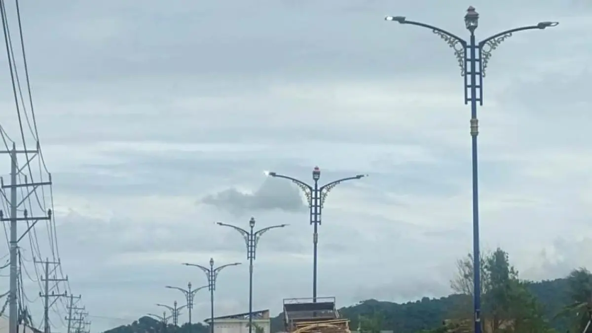 TERUS DIMATANGKAN: Deretan lampu penerang di jalan raya Tanjung. KPBU APJ disebut masuk dalam rencana KPBU Nasional.