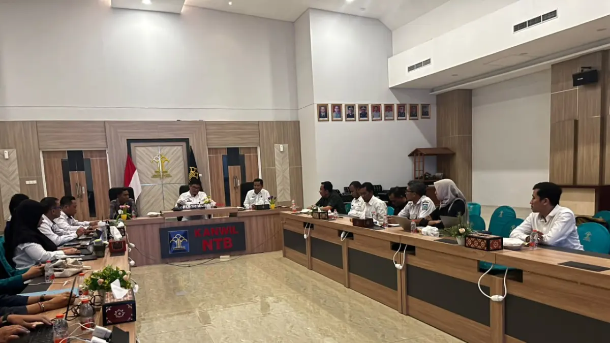 Tim Kanwil Kemenkum NTB bersama Pemerintah Kabupaten Dompu mengikuti rapat pembahasan dan harmonisasi lima Raperda di Aula Rinjani, Kamis (17/9).