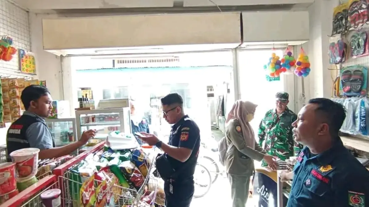 TINDAK TEGAS: Tim gabungan saat operasi rokok ilegal di kawasan tiga Gili, beberapa waktu lalu.