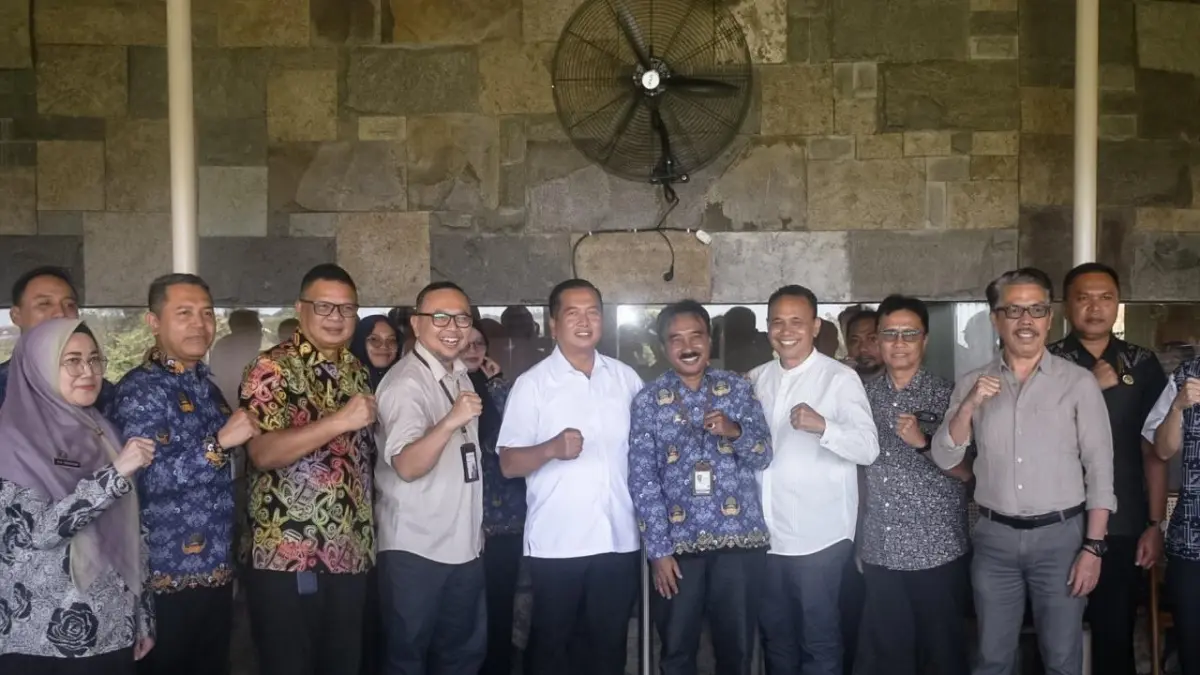 SATU DATA: Gubernur NTB Lalu Muhamad Iqbal didampingi Kepala BPS NTB Wahyudin, Asisten III Setda NTB, kepala Dinas Kominfotik NTB, Bappeda, Tenaga Ahli Gubernur, Direktur TI Bank NTB Syariah, dan Lead SKALA saat melihat presentasi pengembangan NTB Satu Data dan Dashboard Eksekutif di Gema Coffee Mataram, Kamis (17/9).