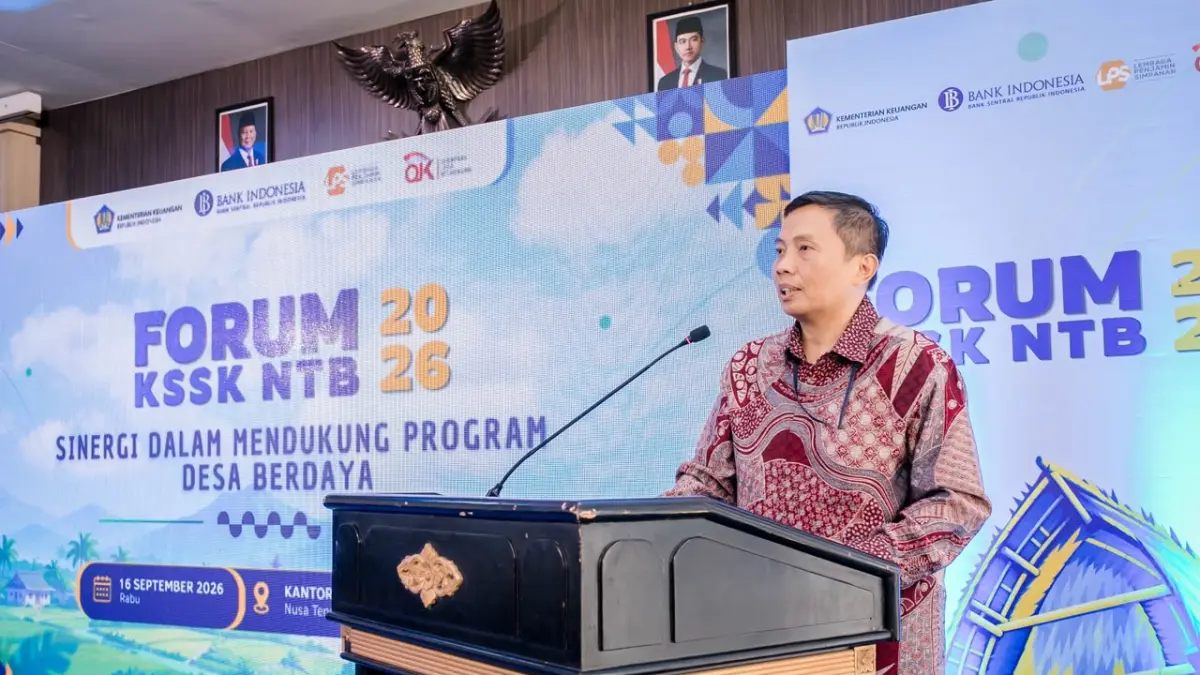 LITERASI KEUANGAN: Deputi Kepala Perwakilan BI NTB Ignatius Adhi Nugroho memperkenalkan RTGS, SKNBI, BI-FAST, QRIS Cross Border, dan Kartu Kredit Indonesia (KKI) pada peserta edukasi literasi keuangan dalam mendukung Program Desa Berdaya di Lombok Timur, Rabu (16/9). (IST/LOMBOK POST)