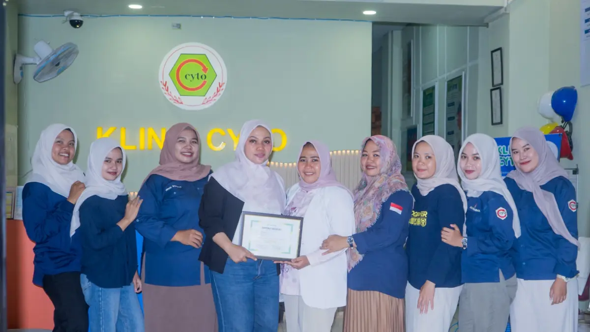 Owner Klinik Utama Cyto Luluk Handayani bersama jajaran tenaga medis saat menunjukkan sertifikat Akreditasi Paripurna dari Kementerian Kesehatan. Akreditasi tersebut berlaku 2026–2031 sebagai komitmen meningkatkan mutu dan keselamatan pelayanan kesehatan. (Lombok Post/ Klinik Cyto)