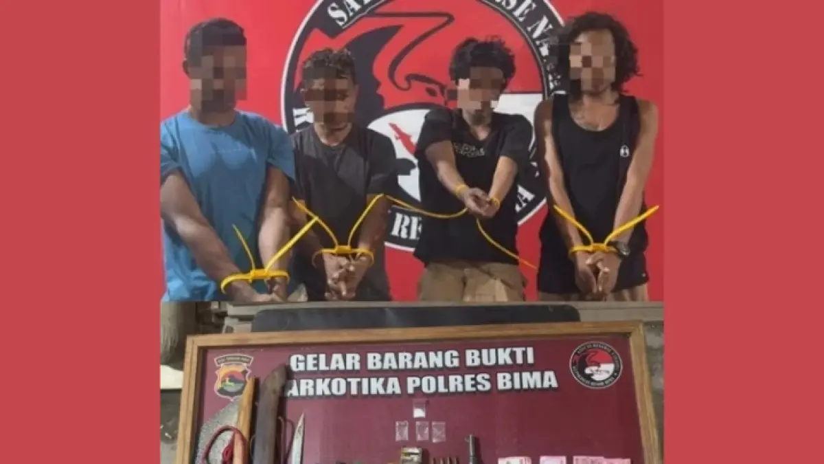 Empat pelaku serta barang bukti sabu dan lainnya diamankan di Polres Bima, Kamis (18/9).