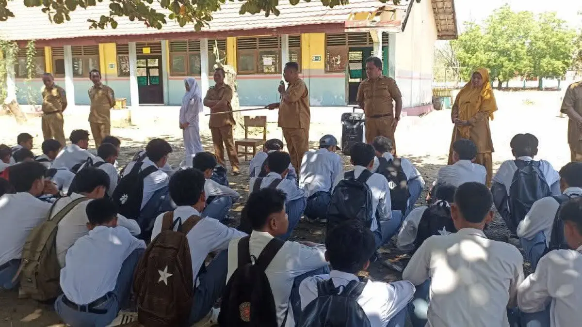 Kepala SMAN 1 Soromandi M Rifial Akbar memberikan imbauan kepada siswa di halaman sekolah setempat, beberapa hari lalu.