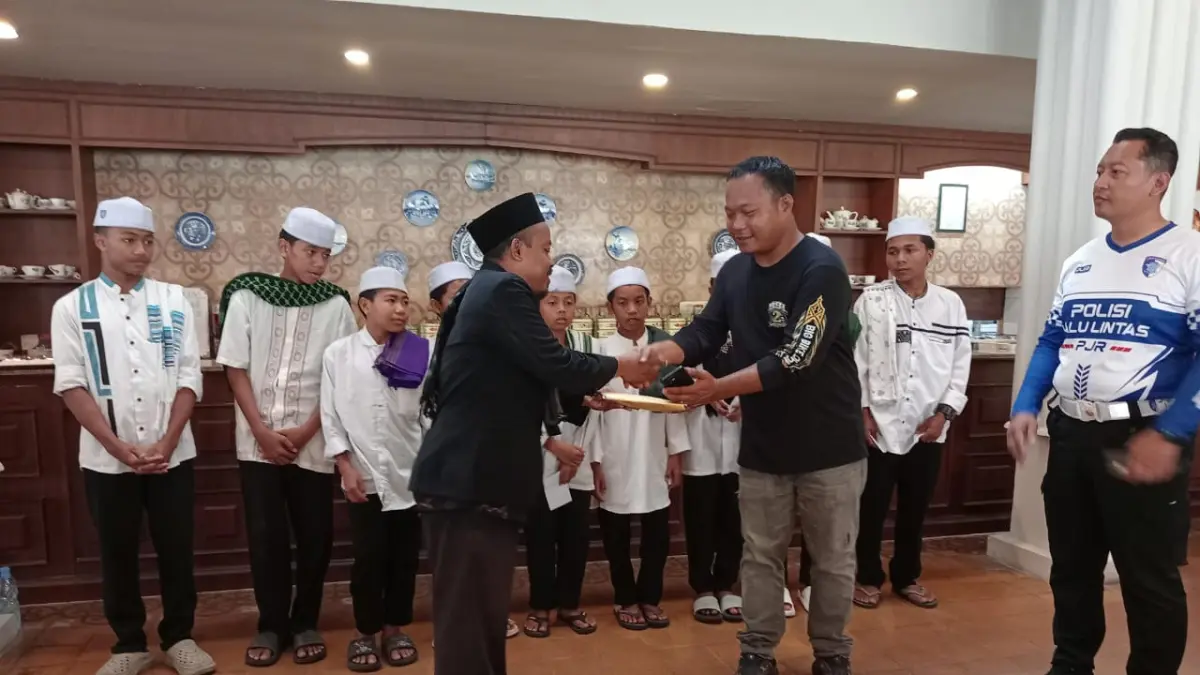 Ketua BBL menyerahkan santunan berupa dana sebesar Rp18 juta rupiah, yang merupakan hasil sumbangan para anggota BBL.