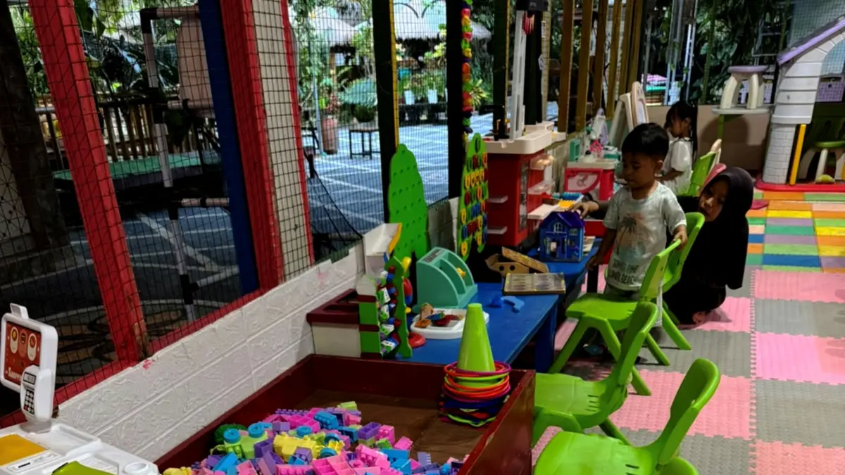 KIAN DIMINATI: Seorang ibu saat menemani anaknya bermain di Bale Kreatif milik Yuli di Desa beber, Pringgarata, Loteng, Jumat (18/9).