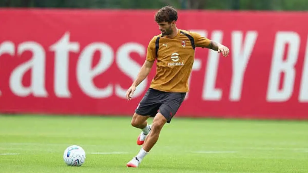 LATIHAN TEMBAKAN: Christian Pulisic siap diturunkan sejak menit awal saat AC Milan kontra Lecce. (Istimewa)