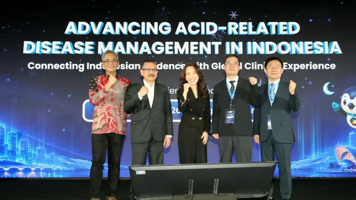 [Foto 4] Dari kiri ke kanan: 1) dr. Wicak Prasetiadi, Brand and Marketing Manager, PT Daewoong Pharmaceutical Indonesia; 2) Prof. Dr. dr. Ari Fahrial Syam, MMB, Sp.PD-KGEH, FACG, FACP, Ketua Pengurus Besar Perkumpulan Gastroenterologi Indonesia (PB PGI); 3) Ms. Jiyoung Kim, Director PT Daewoong Pharmaceutical Indonesia; 4) Prof. Ahn Jiyong, M.D.,Ph.D., Professor of Gastroenterology di Asan Medical Center; 5) Prof. Ji Won Kim, M.D.,Ph.D. President Korean Gastroenterology Association, pada sesi media peluncuran Fexuprazan di Indonesia oleh PT Daewoong Pharmaceutical Indonesia di Jakarta, 18 September 2026. (ist)