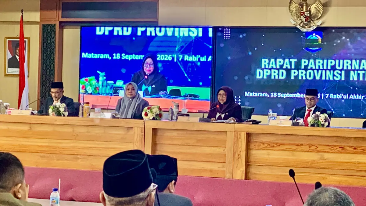PARIPURNA: Ketua DPRD NTB Hj. Baiq Isvie Rupaeda (dua dari kiri) memimpin Rapat Paripurna persetujuan Raperda Perubahan APBD TA 2026 di Kantor Gubernur NTB, Jumat (18/9).