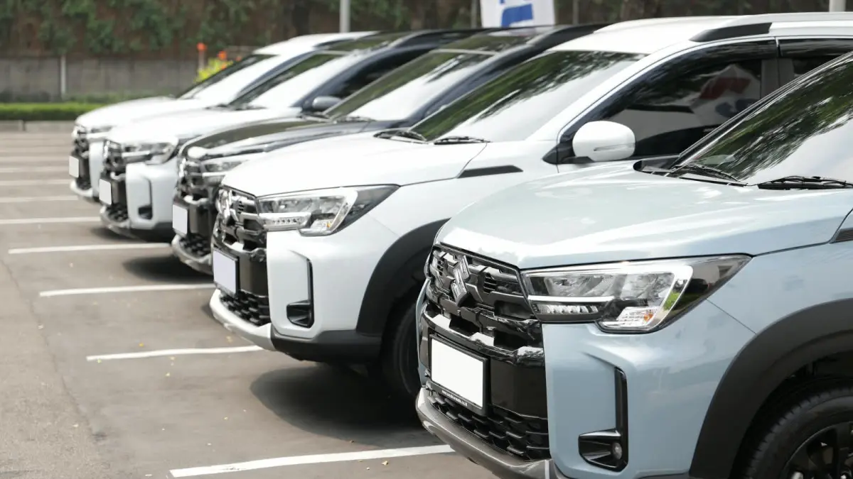 PARKIR: Sejumlah kendaraan Suzuki yang terparkir rapi meski di ruang parkir terbatas. (SUZUKI FOR LOMBOK POST)