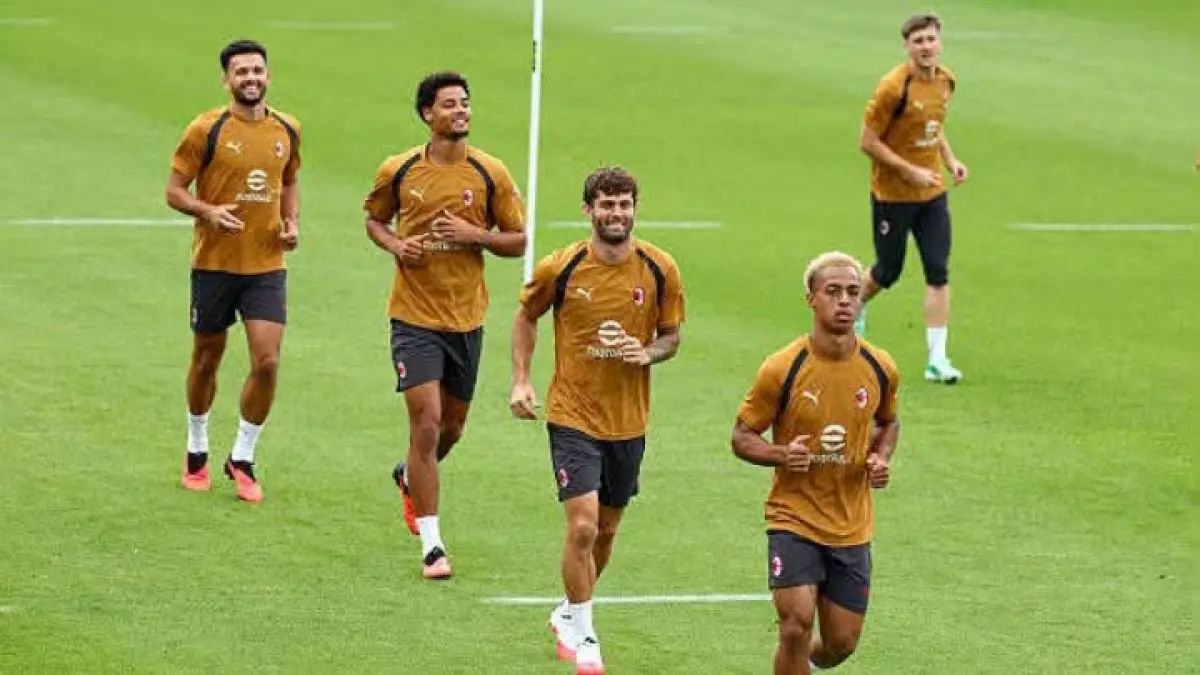 PEMANASAN: Para pemain AC Milan berlatih bersama di Milanello. (Istimewa)