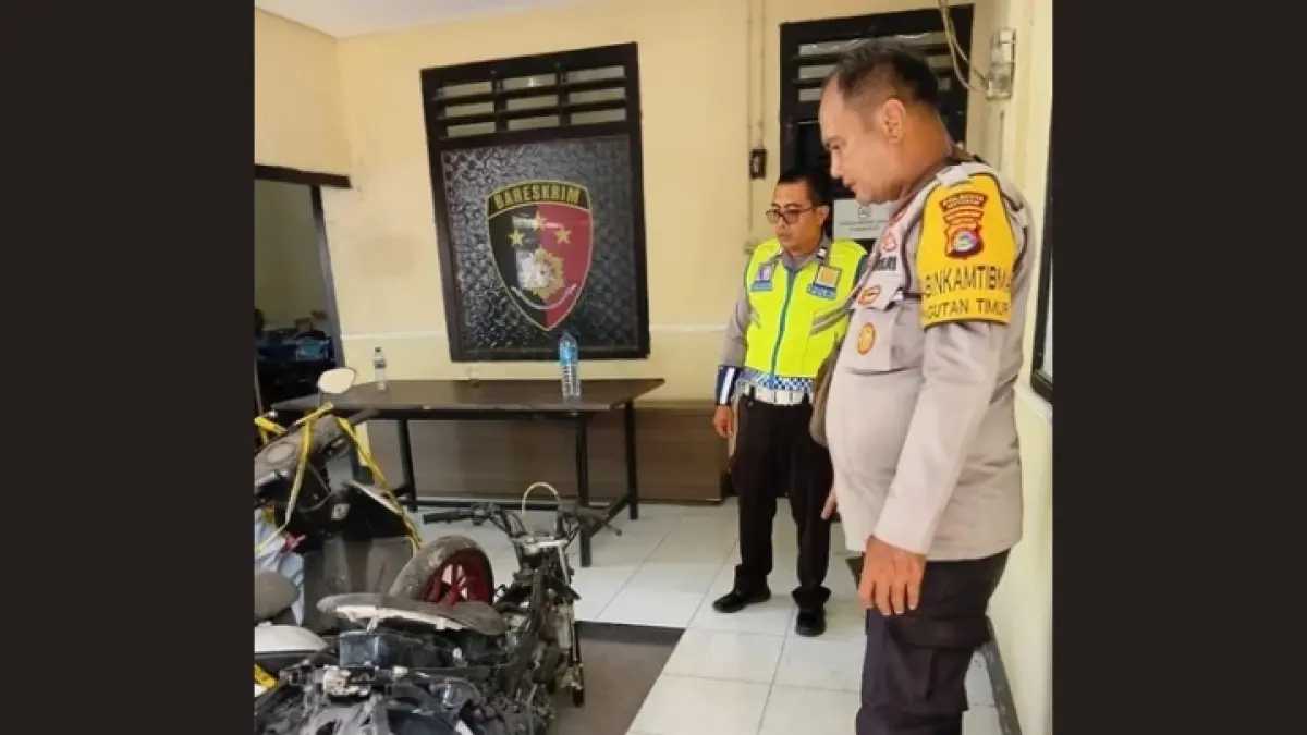 Polisi mengamankan sepeda motor tak bertuan di salah satu gudang ekspedisi di Jalan TGH Ali Batu, Mataram, Jumat (18/9).