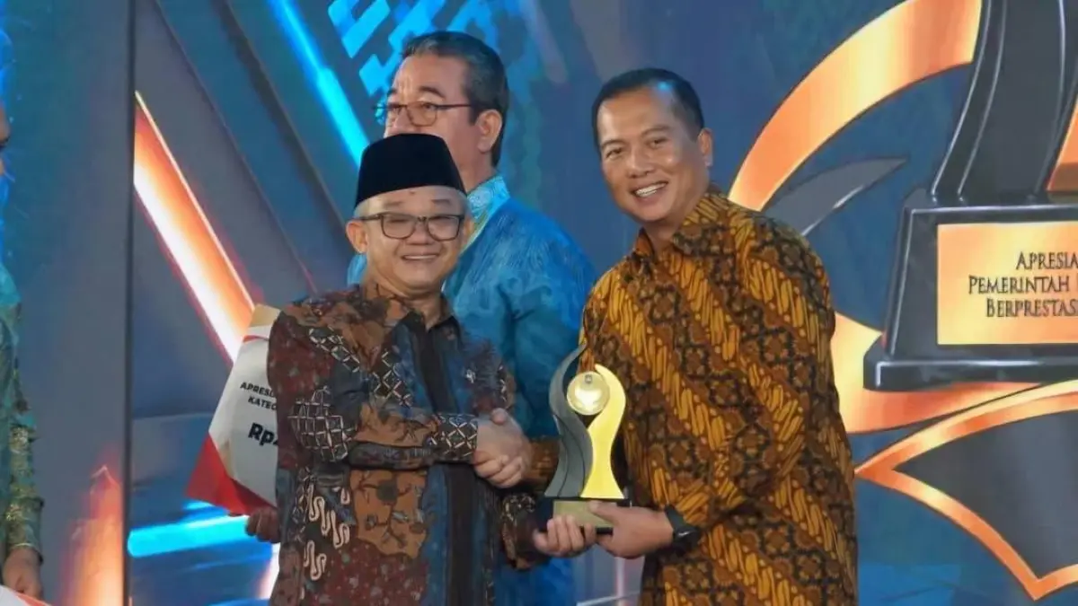 APRESIASI: Gubernur NTB Lalu Muhamad Iqbal saat menerima piagam sebagai bentuk apresiasi tarhadap kebijakan bidang pendidikan dari Kementerian Pendidikan dalam acara Apresiasi Pemerintah Daerah Berprestasi Tahun 2026 Batch II Regional Maluku dan Nusa Tenggara di Jakarta, Kamis (17/9).