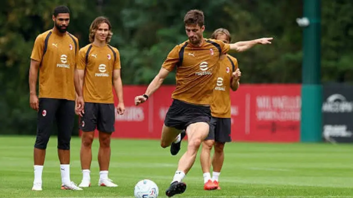 TENDANGAN BEBAS: Matteo Gabbia, pemain AC Milan berlatih bersama di Milanello. (Istimewa)