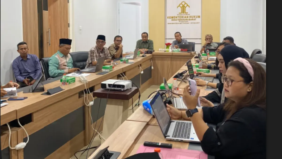 Tim Perancang Peraturan Perundang-undangan Kanwil Kemenkum NTB bersama jajaran Pemkab Lombok Timur saat rapat harmonisasi tiga rancangan regulasi daerah.