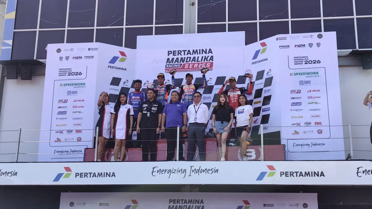 DUKUNG PENUH: Manager Corporate Brand PT Pertamina (Persero) Raden Panji Adhitiyo Putera (depan tiga dari kiri) berfoto bersama para pembalap di atas podium ajang Mandalika Racing Series seri keempat di Sirkuit Internasional Mandalika, Lombok Tengah, Sabtu (19/9).