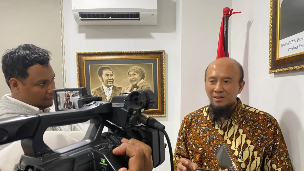 BERI PENJELASAN: Rakhmatika Ardianto saat memberikan keterangan kepada awak media.