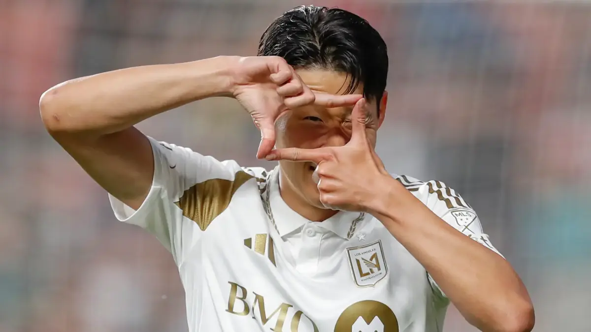 Dulu menangis sendirian di Jerman saat umur 15 tahun, Son Heung-Min kini mengukir sejarah manis sebagai pesepak bola tersukses Asia.