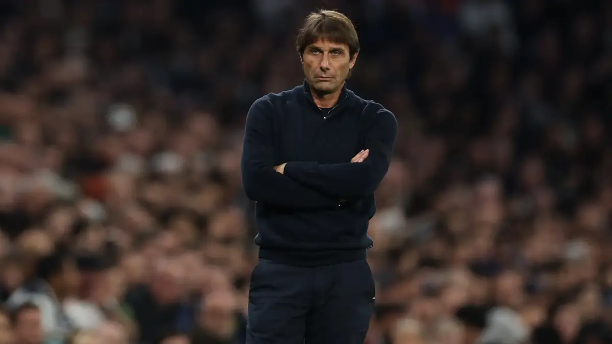 Michael Carrick terancam dipecat akibat tren buruk Manchester United, nama Antonio Conte mendadak melesat jadi kandidat utama pelatih baru.