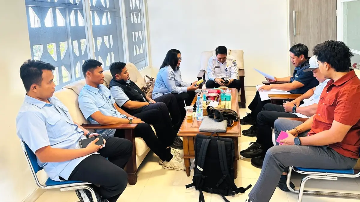 PENGAWASAN: Ombudsman RI Perwakilan NTB mengunjungi SPPG Batukliang Mekar Bersatu usai insiden ratusan siswa keracunan setelah mengonsumsi MBG pada 11 September.