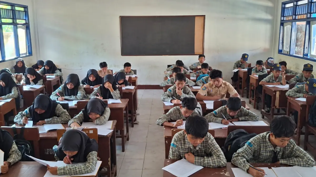 TES KEMAMPUAN: Siswa kelas VII SMPN 17 Mataram melaksanakan tes IQ di sekolah setempat, belum lama ini.