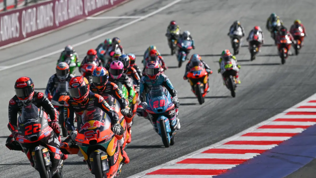 Veda Ega Pratama finis ke-13 di Moto3 Austria setelah menjalani dua Long Lap Penalty. Pembalap Honda Team Asia itu kini mengoleksi 100 poin. (motogp.com)