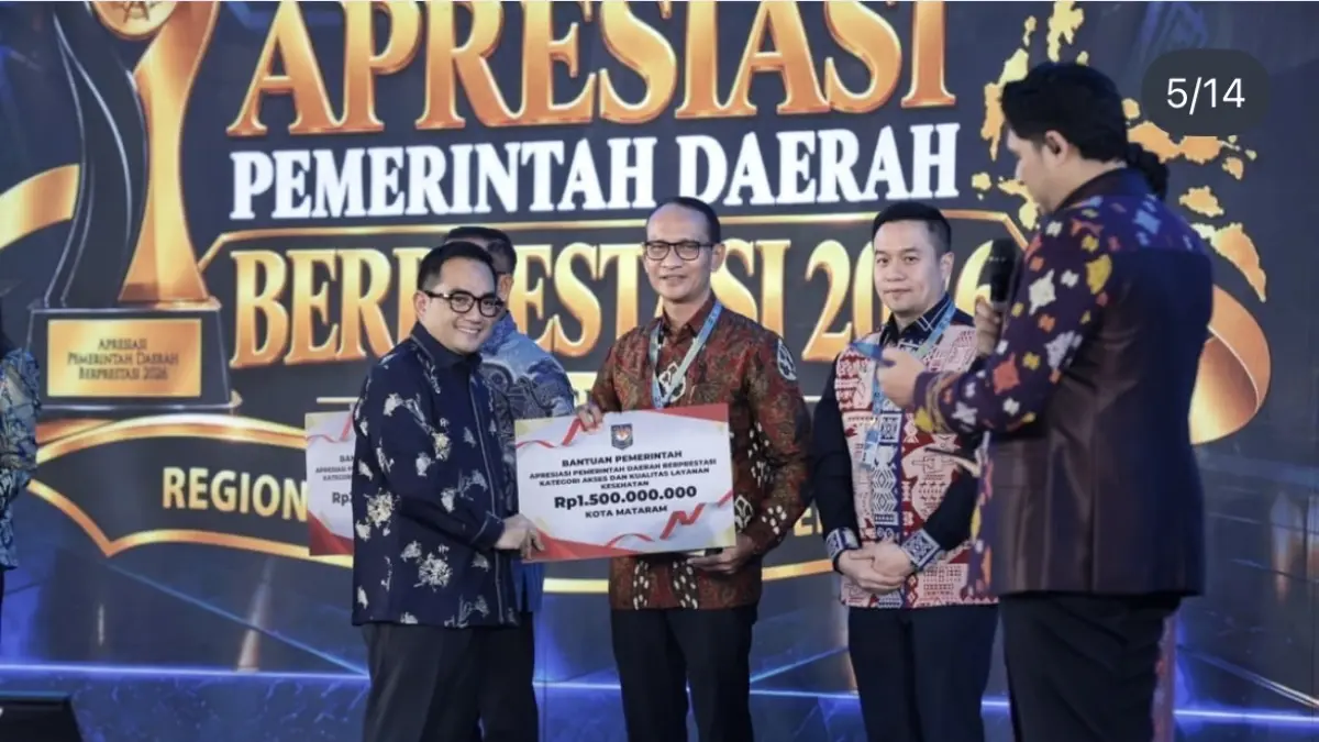 Wali Kota Mataram Mohan Roliskana saat menerima penghargaan