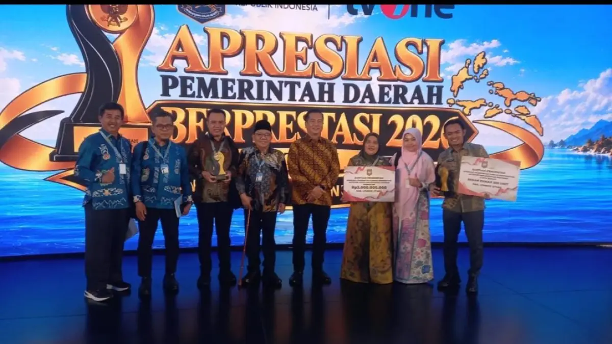 DUA PRESTASI: Bupati KLU Najmul Akhyar (empat dari kiri), bersama Gubernur NTB Miq Iqbal (empat dari kanam) usai menerima penghargaan.