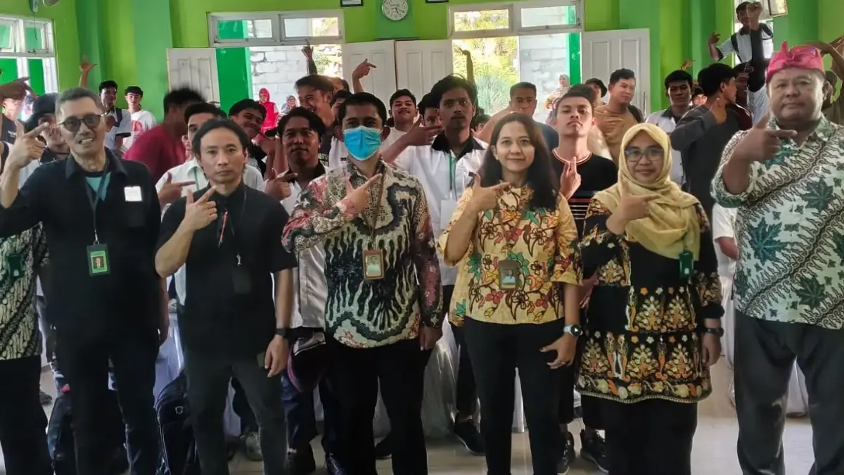FOTO BERSAMA: Pihak BP3MI NTB, SMKPPN Mataran, dan peserta plantation worker foto bersama di SMKPPN Mataram, pekan lalu.