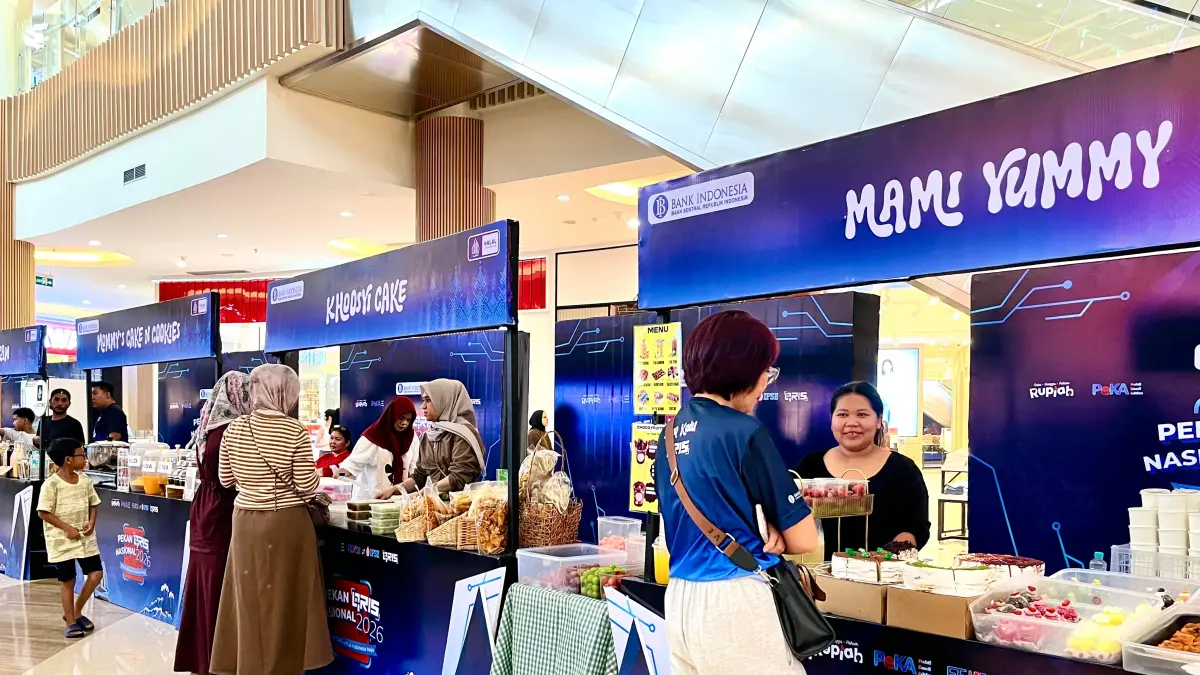 IKUT BAZAR: Sejumlah pelaku UMKM NTB yang tengah mengikuti bazar di Lombok Epicentrum Mall, beberapa waktu lalu. (FERIAL/LOMBOK POST)