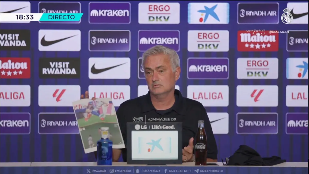 Jose Mourinho bawa print foto tekel keras ke Jude Bellingham dan Valverde. Mou sebut wasit Derby Madrid buruk dan tak berpengalaman.