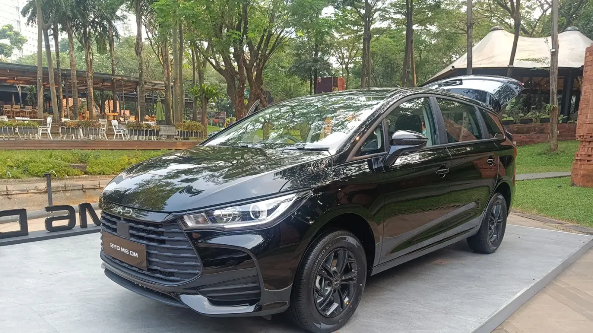 LARIS MANIS: BYD M6 DM masuk dalam daftar mobil PHEV terlaris Agustus 2026. (IST/LOMBOK POST)