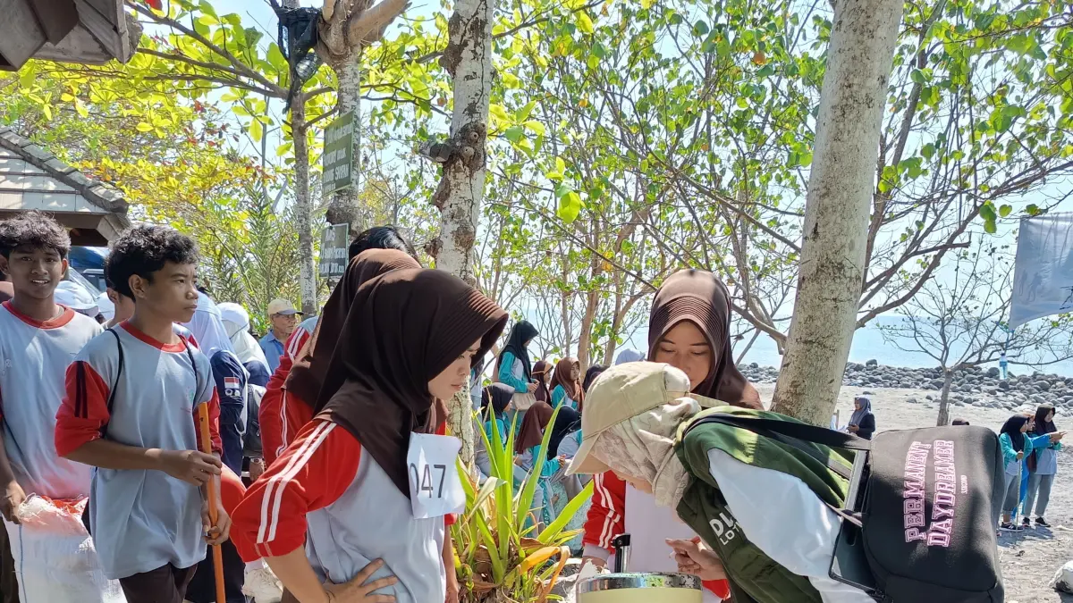 LINTAS ALAM: Puluhan peserta lintas alam pesisir sedang menimbang sampah yang berhasil dikumpulkan.