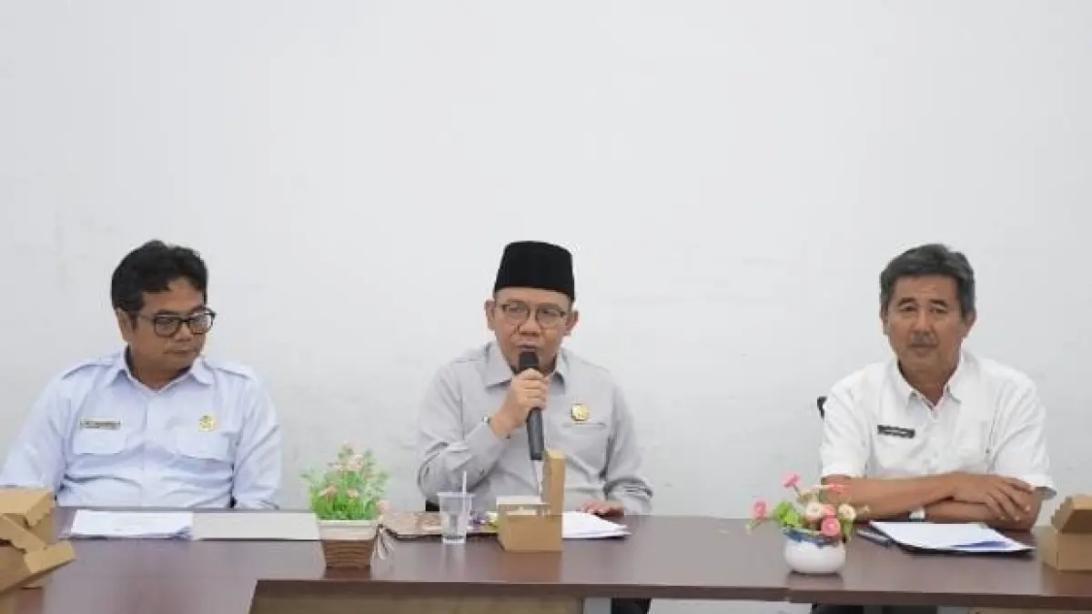 MATANGKAN PERSIAPAN: Bupati Najmul (tengah memimpin rapat pengembangan proyek PDF bersama PT PII.