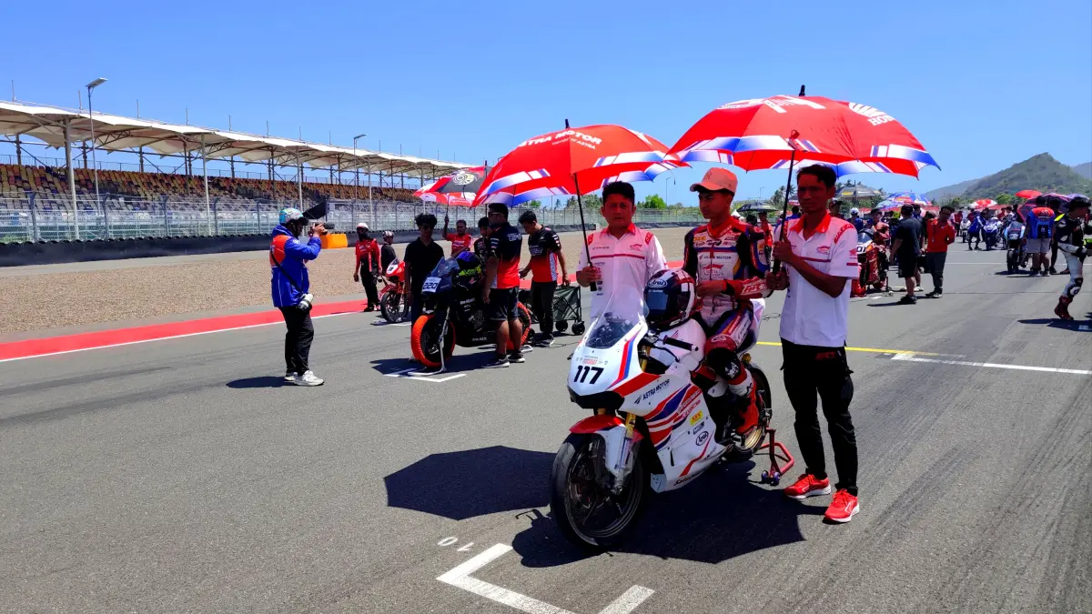 MEMANAS: Para pembalap bersiap di atas kuda besinya menjelang balapan kedua diajang Mandalika Racing Series Seri Keempat di Sirkuit Internasional Mandalika, Lombok Tengah, Ahad (20/9).
